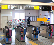 改札を出て右に曲がり、「西口」に出てください。